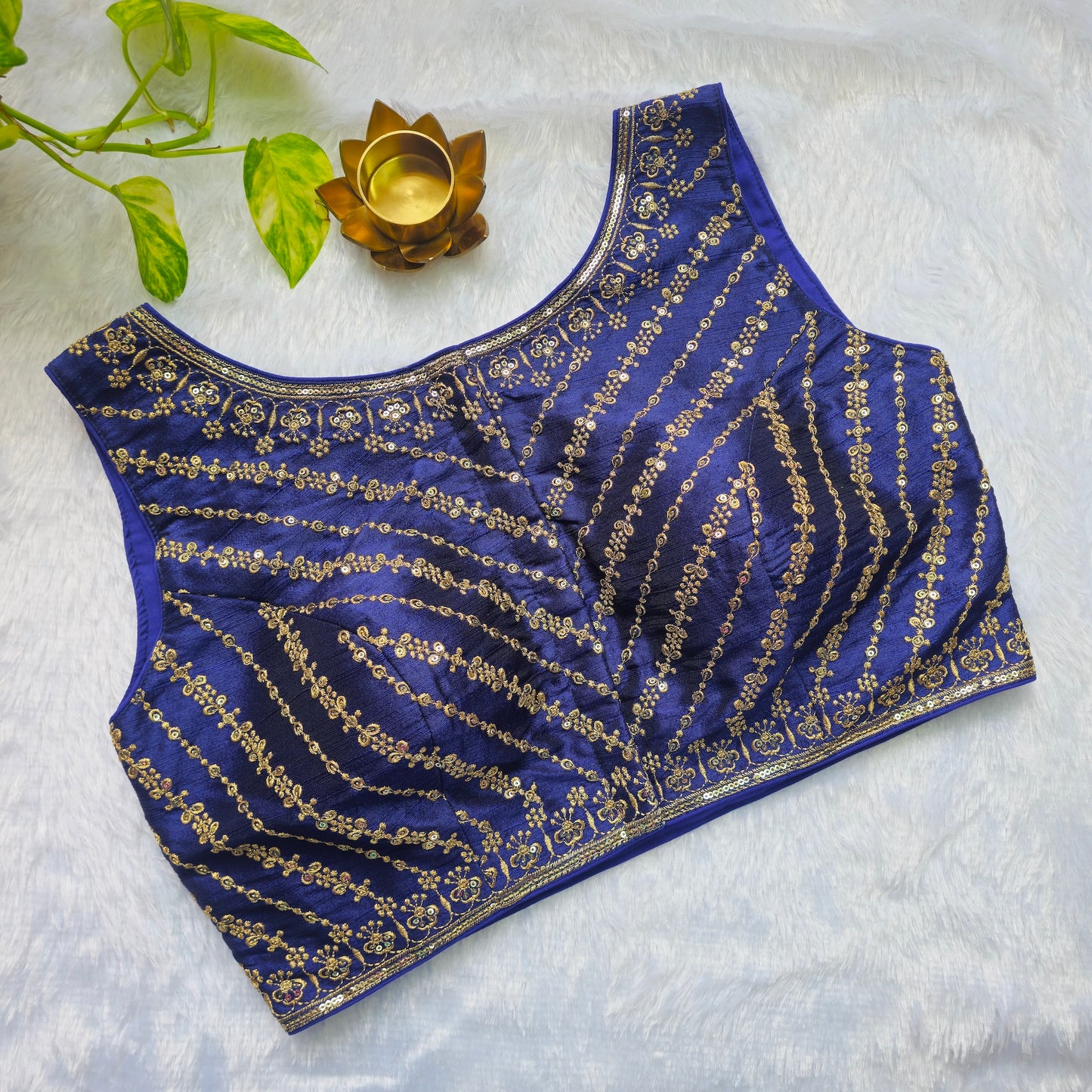 Royal Blue Raw Silk Embroidery Sleeveless Blouse(attachable sleeves)
