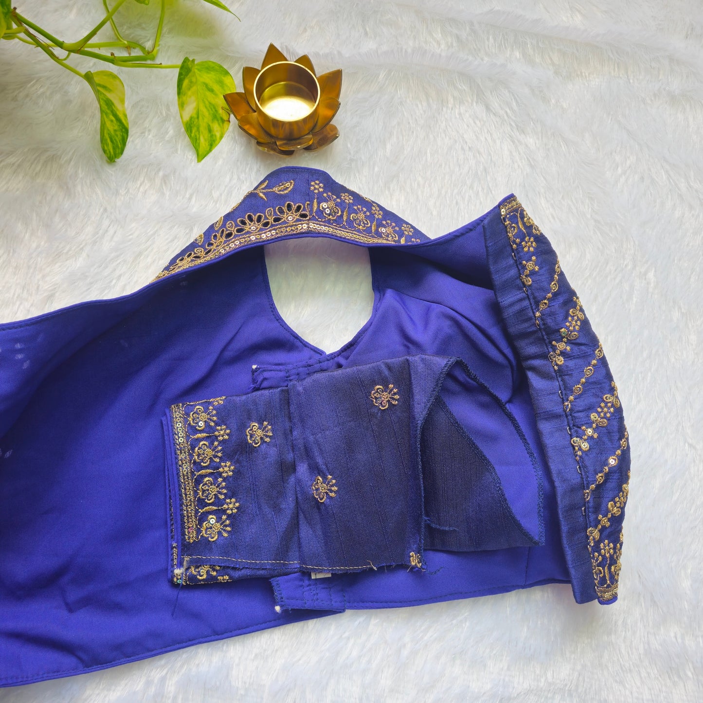 Royal Blue Raw Silk Embroidery Sleeveless Blouse(attachable sleeves)